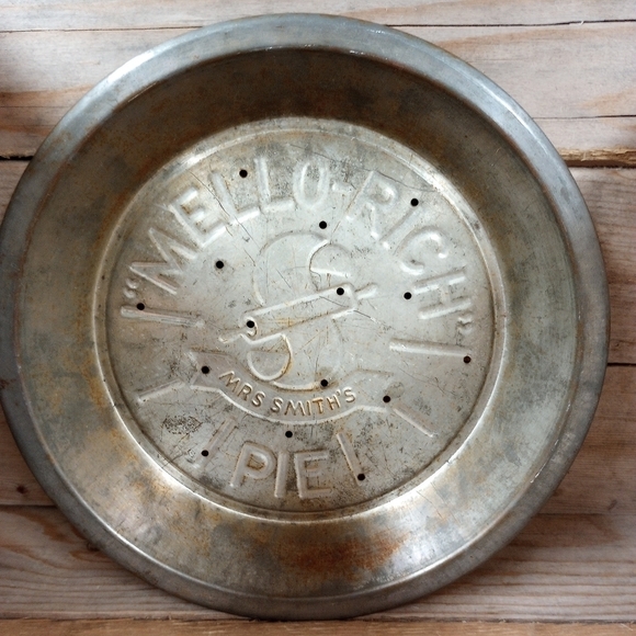 Mrs. Smiths Mello- Rich Metal Pie Plate Rolling Pin Design. - Picture 1 of 5